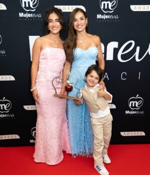 Yuli Ferreira Instagram - ❤️ La Familia
✨Agradecemos en primer lugar, a Dios, porque Él es el centro de nuestras vidas y de nuestra familia. Gracias, por tu gracia, tu favor y por tu propósito eterno obrando cada día en nosotros. Nada de esto sería posible sin tu guía y tu amor incondicional.
✨Gracias a @fundacionmujereva @julianaloiza por este reconocimiento tan especial a la Familia. Es un honor recibirlo y una bendición compartirlo.
✨A mi amado esposo, gracias por ser siempre mi compañero de vida, mi apoyo incondicional, mi guía. Gracias por caminar a mi lado con amor, por sostenerme en cada etapa y por ser un pilar firme para nuestros hijos y para mí. Tu entrega y tu amor hacen posible este camino.
✨ A nuestros hermosos regalos de Dios @luciariosferreira y @davidriosferreiraa porque cuando llegaron a nuestras vidas, las llenaron de luz y Amor, gracias por enseñarnos cada día el verdadero amor.
✨A todas las familias: nunca olviden que lo más valioso se construye con amor, fe y unidad.
✨Fotos @eddylarafotografo