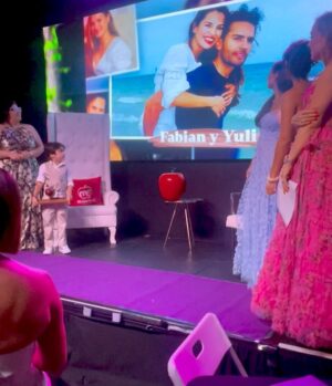 Yuli Ferreira Instagram - ❤️ La Familia
✨Agradecemos en primer lugar, a Dios, porque Él es el centro de nuestras vidas y de nuestra familia. Gracias, por tu gracia, tu favor y por tu propósito eterno obrando cada día en nosotros. Nada de esto sería posible sin tu guía y tu amor incondicional.
✨Gracias a @fundacionmujereva @julianaloiza por este reconocimiento tan especial a la Familia. Es un honor recibirlo y una bendición compartirlo.
✨A mi amado esposo, gracias por ser siempre mi compañero de vida, mi apoyo incondicional, mi guía. Gracias por caminar a mi lado con amor, por sostenerme en cada etapa y por ser un pilar firme para nuestros hijos y para mí. Tu entrega y tu amor hacen posible este camino.
✨ A nuestros hermosos regalos de Dios @luciariosferreira y @davidriosferreiraa porque cuando llegaron a nuestras vidas, las llenaron de luz y Amor, gracias por enseñarnos cada día el verdadero amor.
✨A todas las familias: nunca olviden que lo más valioso se construye con amor, fe y unidad.
✨Fotos @eddylarafotografo