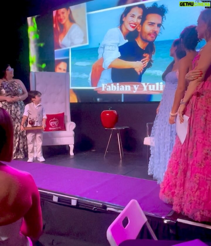 Yuli Ferreira - 38.4K Likes - ❤️ La Familia 
✨Agradecemos en primer lugar, a Dios, porque Él es el centro de nuestras vidas y de nuestra familia. Gracias, por tu gracia, tu favor y por tu propósito eterno obrando cada día en nosotros. Nada de esto sería posible sin tu guía y tu amor incondicional. 

✨Gracias a @fundacionmujereva  @julianaloiza por este reconocimiento tan especial a la Familia. Es un honor recibirlo y una bendición compartirlo.

✨A mi amado esposo, gracias por ser siempre mi compañero de vida, mi apoyo incondicional, mi guía. Gracias por caminar a mi lado con amor, por sostenerme en cada etapa y por ser un pilar firme para nuestros hijos y para mí. Tu entrega y tu amor hacen posible este camino.

✨ A nuestros hermosos regalos de Dios @luciariosferreira y @davidriosferreiraa porque cuando llegaron a nuestras vidas, las llenaron de luz y Amor, gracias por enseñarnos cada día el verdadero amor.

✨A todas las familias: nunca olviden que lo más valioso se construye con amor, fe y unidad.

✨Fotos @eddylarafotografo