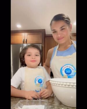 Yuli Ferreira Instagram - Galletas 🍪 de jengibre con mi chef 🧑🍳 favorito ❤️
Ingredientes
10 huevos de codorniz
1 taza de harina de coco
Aceite de coco o mantequilla ghee.
Especias al gusto, en este caso usamos jengibre y canela, clavo y pueden usar nuez moscada, recomiendo probarla y así le van adicionando al gusto, digo al gusto por que a unas personas les gusta ponerle de más el jengibre.
psyllium 1 cucharada mezclarla con agua tibia antes de ponerlo a la mezcla principal, Pizca de sal y stevia al gusto.