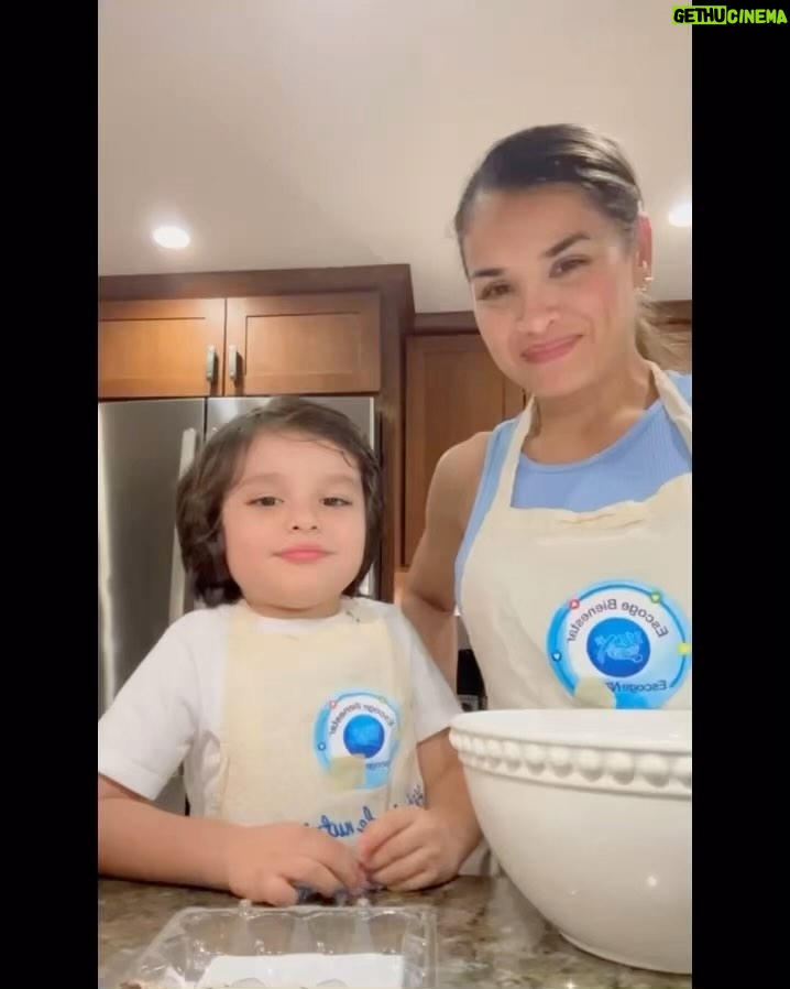Yuli Ferreira - 24K Likes - Galletas 🍪 de jengibre con mi chef 🧑‍🍳 favorito ❤️ 
Ingredientes 
10 huevos de codorniz 
1 taza de harina de coco
Aceite de coco o mantequilla ghee.
Especias al gusto, en este caso usamos jengibre y canela, clavo y pueden usar nuez moscada, recomiendo probarla y así le van adicionando al gusto, digo al gusto por que a unas personas les gusta ponerle de más el jengibre.
psyllium 1 cucharada mezclarla  con agua tibia antes de ponerlo a la mezcla principal, Pizca de sal y stevia al gusto.