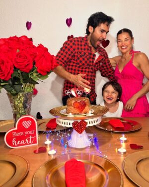 Yuli Ferreira Instagram - No existe mejor regalo en diciembre que este regalo 🎁
Feliz aniversario Amor de mi vida ❤️✨