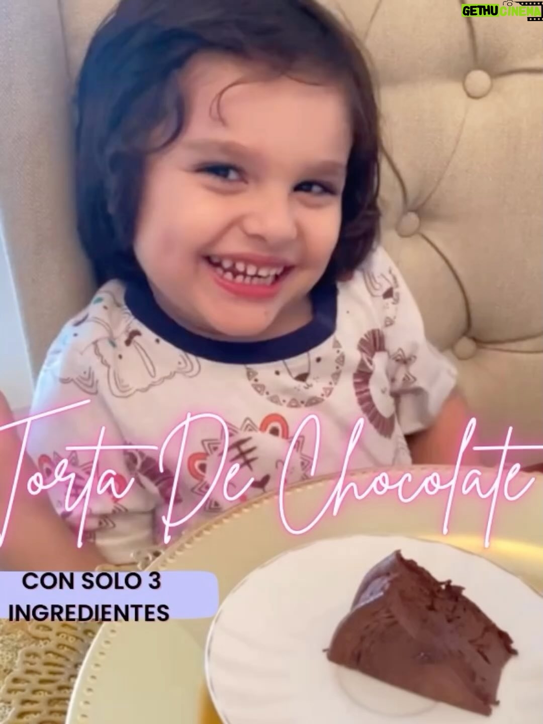 Yuli Ferreira - 32.5K Likes - TORTA DE CHOCOLATE 🍫 CON SOLO 3 INGREDIENTES, deliciosa 😋 sin harinas y super fácil de hacer.
50 gr Cacao en polvo
200 gr queso crema
5 huevos
Endulza te al gusto( yo use stevia liquida.

Horno 350 g F 20-25 min aproximado. ( cada horno es diferente)