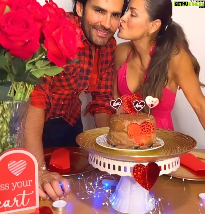 Yuli Ferreira - 54.2K Likes - No existe mejor regalo en diciembre que  este regalo 🎁 
Feliz aniversario Amor de mi vida ❤️✨