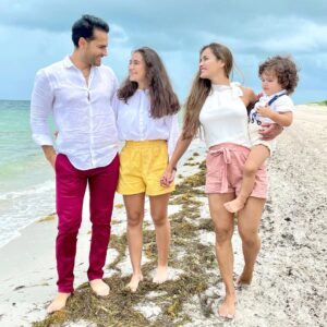 Yuli Ferreira Instagram - DIOS Y SU HIJO AMADO JESUCRISTO SON LA BASE SÓLIDA EN MI CASA Y MIENTRAS EXISTAMOS A ÉL ADORAREMOS PARA SIEMPRE 🙏