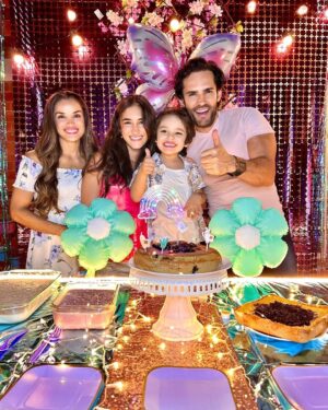 Yuli Ferreira Instagram - Feliz cumpleaños a nuestra dulce princesa, regalo precioso de Dios @luciariosferreira
Desde el momento en que llegaste a nuestras vidas, llenaste nuestro mundo de amor, luz y alegría. Cada día contigo es un recordatorio del milagro que eres y de cuánto te amamos. Que este nuevo año esté lleno de risas, sueños cumplidos y bendiciones infinitas de Papá Dios, Siempre estarás rodeada de nuestro amor y del cuidado de Dios.
¡Eres nuestro mayor tesoro, y celebrarte hoy y siempre es un privilegio! Te amamos con todo nuestro corazón nuestra pequeña Lulú ❤️…