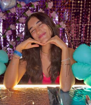 Yuli Ferreira Instagram - Feliz cumpleaños a nuestra dulce princesa, regalo precioso de Dios @luciariosferreira
Desde el momento en que llegaste a nuestras vidas, llenaste nuestro mundo de amor, luz y alegría. Cada día contigo es un recordatorio del milagro que eres y de cuánto te amamos. Que este nuevo año esté lleno de risas, sueños cumplidos y bendiciones infinitas de Papá Dios, Siempre estarás rodeada de nuestro amor y del cuidado de Dios.
¡Eres nuestro mayor tesoro, y celebrarte hoy y siempre es un privilegio! Te amamos con todo nuestro corazón nuestra pequeña Lulú ❤️…