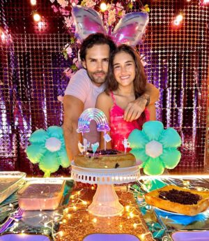 Yuli Ferreira Instagram - Feliz cumpleaños a nuestra dulce princesa, regalo precioso de Dios @luciariosferreira
Desde el momento en que llegaste a nuestras vidas, llenaste nuestro mundo de amor, luz y alegría. Cada día contigo es un recordatorio del milagro que eres y de cuánto te amamos. Que este nuevo año esté lleno de risas, sueños cumplidos y bendiciones infinitas de Papá Dios, Siempre estarás rodeada de nuestro amor y del cuidado de Dios.
¡Eres nuestro mayor tesoro, y celebrarte hoy y siempre es un privilegio! Te amamos con todo nuestro corazón nuestra pequeña Lulú ❤️…
