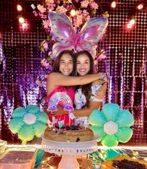 Yuli Ferreira Instagram - Feliz cumpleaños a nuestra dulce princesa, regalo precioso de Dios @luciariosferreira
Desde el momento en que llegaste a nuestras vidas, llenaste nuestro mundo de amor, luz y alegría. Cada día contigo es un recordatorio del milagro que eres y de cuánto te amamos. Que este nuevo año esté lleno de risas, sueños cumplidos y bendiciones infinitas de Papá Dios, Siempre estarás rodeada de nuestro amor y del cuidado de Dios.
¡Eres nuestro mayor tesoro, y celebrarte hoy y siempre es un privilegio! Te amamos con todo nuestro corazón nuestra pequeña Lulú ❤️…