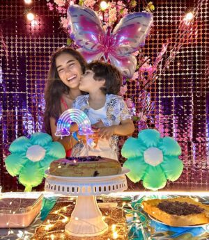 Yuli Ferreira Instagram - Feliz cumpleaños a nuestra dulce princesa, regalo precioso de Dios @luciariosferreira
Desde el momento en que llegaste a nuestras vidas, llenaste nuestro mundo de amor, luz y alegría. Cada día contigo es un recordatorio del milagro que eres y de cuánto te amamos. Que este nuevo año esté lleno de risas, sueños cumplidos y bendiciones infinitas de Papá Dios, Siempre estarás rodeada de nuestro amor y del cuidado de Dios.
¡Eres nuestro mayor tesoro, y celebrarte hoy y siempre es un privilegio! Te amamos con todo nuestro corazón nuestra pequeña Lulú ❤️…