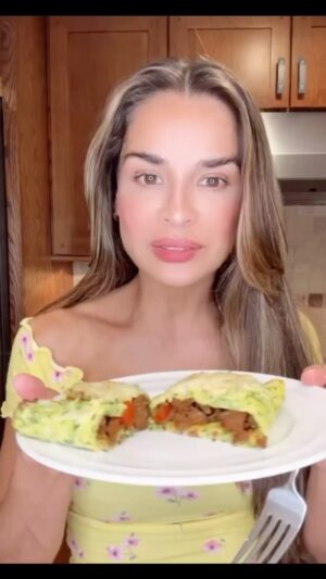 Yuli Ferreira Instagram - Rollos de calabacín, o también llamado zucchini, relleno de carne 🥰 Que rico comer sano delicioso y fácil, este va directo a la lonchera de lulú 🩵