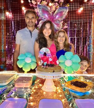 Yuli Ferreira Instagram - Feliz cumpleaños a nuestra dulce princesa, regalo precioso de Dios @luciariosferreira
Desde el momento en que llegaste a nuestras vidas, llenaste nuestro mundo de amor, luz y alegría. Cada día contigo es un recordatorio del milagro que eres y de cuánto te amamos. Que este nuevo año esté lleno de risas, sueños cumplidos y bendiciones infinitas de Papá Dios, Siempre estarás rodeada de nuestro amor y del cuidado de Dios.
¡Eres nuestro mayor tesoro, y celebrarte hoy y siempre es un privilegio! Te amamos con todo nuestro corazón nuestra pequeña Lulú ❤️…