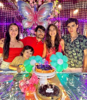 Yuli Ferreira Instagram - Feliz cumpleaños a nuestra dulce princesa, regalo precioso de Dios @luciariosferreira
Desde el momento en que llegaste a nuestras vidas, llenaste nuestro mundo de amor, luz y alegría. Cada día contigo es un recordatorio del milagro que eres y de cuánto te amamos. Que este nuevo año esté lleno de risas, sueños cumplidos y bendiciones infinitas de Papá Dios, Siempre estarás rodeada de nuestro amor y del cuidado de Dios.
¡Eres nuestro mayor tesoro, y celebrarte hoy y siempre es un privilegio! Te amamos con todo nuestro corazón nuestra pequeña Lulú ❤️…