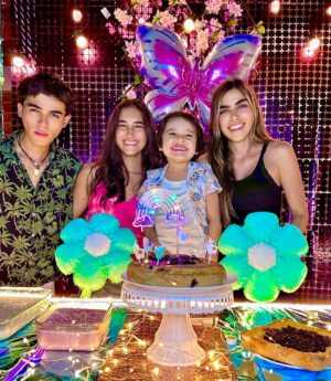 Yuli Ferreira Instagram - Feliz cumpleaños a nuestra dulce princesa, regalo precioso de Dios @luciariosferreira
Desde el momento en que llegaste a nuestras vidas, llenaste nuestro mundo de amor, luz y alegría. Cada día contigo es un recordatorio del milagro que eres y de cuánto te amamos. Que este nuevo año esté lleno de risas, sueños cumplidos y bendiciones infinitas de Papá Dios, Siempre estarás rodeada de nuestro amor y del cuidado de Dios.
¡Eres nuestro mayor tesoro, y celebrarte hoy y siempre es un privilegio! Te amamos con todo nuestro corazón nuestra pequeña Lulú ❤️…