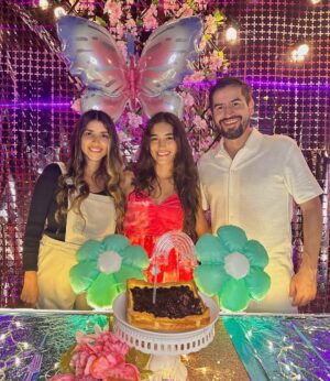 Yuli Ferreira Instagram - Feliz cumpleaños a nuestra dulce princesa, regalo precioso de Dios @luciariosferreira
Desde el momento en que llegaste a nuestras vidas, llenaste nuestro mundo de amor, luz y alegría. Cada día contigo es un recordatorio del milagro que eres y de cuánto te amamos. Que este nuevo año esté lleno de risas, sueños cumplidos y bendiciones infinitas de Papá Dios, Siempre estarás rodeada de nuestro amor y del cuidado de Dios.
¡Eres nuestro mayor tesoro, y celebrarte hoy y siempre es un privilegio! Te amamos con todo nuestro corazón nuestra pequeña Lulú ❤️…