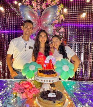 Yuli Ferreira Instagram - Feliz cumpleaños a nuestra dulce princesa, regalo precioso de Dios @luciariosferreira
Desde el momento en que llegaste a nuestras vidas, llenaste nuestro mundo de amor, luz y alegría. Cada día contigo es un recordatorio del milagro que eres y de cuánto te amamos. Que este nuevo año esté lleno de risas, sueños cumplidos y bendiciones infinitas de Papá Dios, Siempre estarás rodeada de nuestro amor y del cuidado de Dios.
¡Eres nuestro mayor tesoro, y celebrarte hoy y siempre es un privilegio! Te amamos con todo nuestro corazón nuestra pequeña Lulú ❤️…