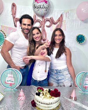 Yuli Ferreira Instagram - Celebro un año más de vida y la bendición de mi familia el mejor 🎁 que he podido recibir, me siento agradecida y bendecida por todo lo pasado, bueno y no tan bueno por qué todo trae su aprendizaje, este nuevo año se que será grandioso por que con papá Dios lo mejor está por venir…..