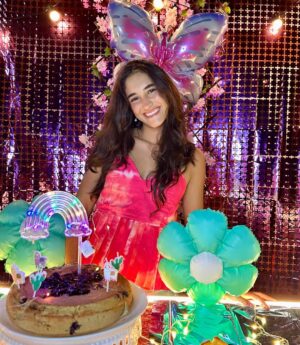 Yuli Ferreira Instagram - Feliz cumpleaños a nuestra dulce princesa, regalo precioso de Dios @luciariosferreira
Desde el momento en que llegaste a nuestras vidas, llenaste nuestro mundo de amor, luz y alegría. Cada día contigo es un recordatorio del milagro que eres y de cuánto te amamos. Que este nuevo año esté lleno de risas, sueños cumplidos y bendiciones infinitas de Papá Dios, Siempre estarás rodeada de nuestro amor y del cuidado de Dios.
¡Eres nuestro mayor tesoro, y celebrarte hoy y siempre es un privilegio! Te amamos con todo nuestro corazón nuestra pequeña Lulú ❤️…