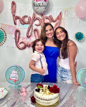 Yuli Ferreira Instagram - Celebro un año más de vida y la bendición de mi familia el mejor 🎁 que he podido recibir, me siento agradecida y bendecida por todo lo pasado, bueno y no tan bueno por qué todo trae su aprendizaje, este nuevo año se que será grandioso por que con papá Dios lo mejor está por venir…..