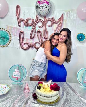 Yuli Ferreira Instagram - Celebro un año más de vida y la bendición de mi familia el mejor 🎁 que he podido recibir, me siento agradecida y bendecida por todo lo pasado, bueno y no tan bueno por qué todo trae su aprendizaje, este nuevo año se que será grandioso por que con papá Dios lo mejor está por venir…..