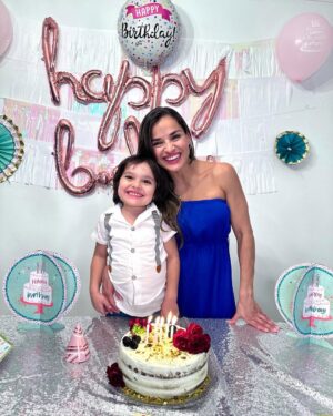 Yuli Ferreira Instagram - Celebro un año más de vida y la bendición de mi familia el mejor 🎁 que he podido recibir, me siento agradecida y bendecida por todo lo pasado, bueno y no tan bueno por qué todo trae su aprendizaje, este nuevo año se que será grandioso por que con papá Dios lo mejor está por venir…..
