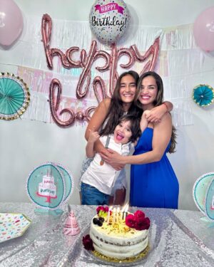 Yuli Ferreira Instagram - Celebro un año más de vida y la bendición de mi familia el mejor 🎁 que he podido recibir, me siento agradecida y bendecida por todo lo pasado, bueno y no tan bueno por qué todo trae su aprendizaje, este nuevo año se que será grandioso por que con papá Dios lo mejor está por venir…..