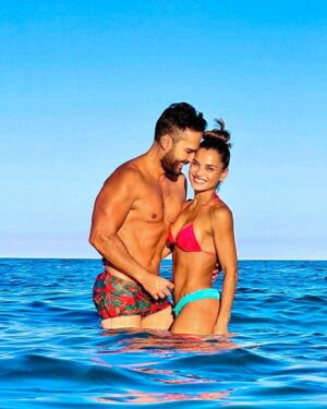 Yuli Ferreira Instagram - Escoger a la pareja correcta no es solo una cuestión solo de amor, sino de visión, apoyo y propósito. 💖 La vida es un viaje lleno de retos y momentos hermosos, y encontrar a alguien que camine contigo, que crea en ti y que construya a tu lado, es un verdadero regalo es una Bendición.✨
Hoy, comparto esta imagen con mi esposa, mi compañera y mi mayor fortaleza, para recordarles lo importante que es elegir a alguien que complemente tu esencia y que sume a tus sueños. 💬 No se trata de perfección, sino de apoyo mutuo, respeto y crecimiento juntos. Te Amo, más de 20 años juntos! @yulyferreira