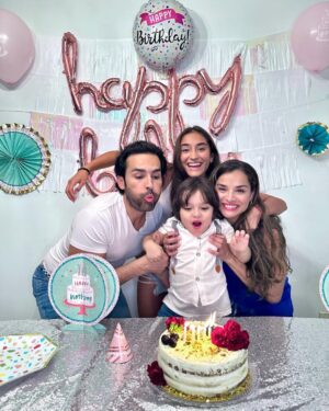 Yuli Ferreira Instagram - Celebro un año más de vida y la bendición de mi familia el mejor 🎁 que he podido recibir, me siento agradecida y bendecida por todo lo pasado, bueno y no tan bueno por qué todo trae su aprendizaje, este nuevo año se que será grandioso por que con papá Dios lo mejor está por venir…..