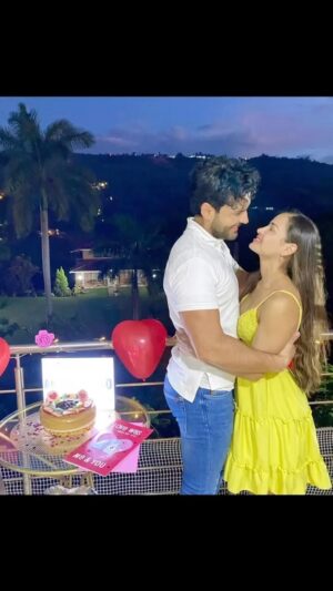 Yuli Ferreira Instagram - Amor de mi vida… feliz de haberte encontrado y caminar estos años contigo, te amo, te amo, que sean más años caminando juntos y cumpliendo los propósitos que Dios tiene para nosotros!!!
Y sabes que ? Al mirar estos hermosos regalos de hijos que Papá Dios nos dio me siento muy agradecida , son la mas grande bendición…
amor no tiene fin!
que Feliz Aniversario ♥️