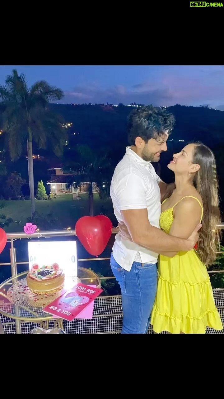 Yuli Ferreira - 113.1K Likes - Amor de mi vida… feliz de haberte encontrado y caminar estos años contigo,  te amo, te amo, que sean más años caminando juntos y cumpliendo los propósitos que Dios tiene para nosotros!!!
Y sabes que ? Al mirar estos hermosos regalos de hijos que Papá Dios nos dio me siento muy agradecida , son la mas grande bendición…
amor no tiene fin!
que Feliz Aniversario ♥️
