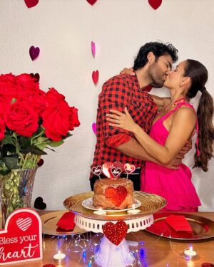 Yuli Ferreira Instagram - No existe mejor regalo en diciembre que este regalo 🎁
Feliz aniversario Amor de mi vida ❤️✨