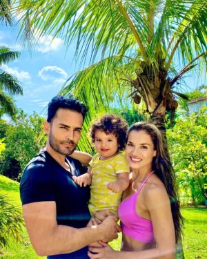 Yuli Ferreira Instagram - Cómo pasa el tiempo, hijo mío… En esta foto tenías solo 2 años, y pronto cumplirás 6, te veo más independiente y convirtiéndote en un ser humano maravilloso, lleno de luz. Junto a tu hermana, sigues llenando nuestros días de amor y orgullo. Gracias por enseñarnos el verdadero significado del amor infinito. 💖✨ #MisAmores #CreciendoJuntos”