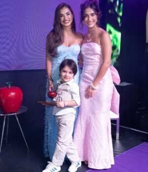 Yuli Ferreira Instagram - ❤️ La Familia
✨Agradecemos en primer lugar, a Dios, porque Él es el centro de nuestras vidas y de nuestra familia. Gracias, por tu gracia, tu favor y por tu propósito eterno obrando cada día en nosotros. Nada de esto sería posible sin tu guía y tu amor incondicional.
✨Gracias a @fundacionmujereva @julianaloiza por este reconocimiento tan especial a la Familia. Es un honor recibirlo y una bendición compartirlo.
✨A mi amado esposo, gracias por ser siempre mi compañero de vida, mi apoyo incondicional, mi guía. Gracias por caminar a mi lado con amor, por sostenerme en cada etapa y por ser un pilar firme para nuestros hijos y para mí. Tu entrega y tu amor hacen posible este camino.
✨ A nuestros hermosos regalos de Dios @luciariosferreira y @davidriosferreiraa porque cuando llegaron a nuestras vidas, las llenaron de luz y Amor, gracias por enseñarnos cada día el verdadero amor.
✨A todas las familias: nunca olviden que lo más valioso se construye con amor, fe y unidad.
✨Fotos @eddylarafotografo