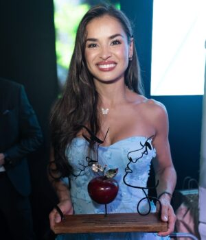 Yuli Ferreira Instagram - ❤️ La Familia
✨Agradecemos en primer lugar, a Dios, porque Él es el centro de nuestras vidas y de nuestra familia. Gracias, por tu gracia, tu favor y por tu propósito eterno obrando cada día en nosotros. Nada de esto sería posible sin tu guía y tu amor incondicional.
✨Gracias a @fundacionmujereva @julianaloiza por este reconocimiento tan especial a la Familia. Es un honor recibirlo y una bendición compartirlo.
✨A mi amado esposo, gracias por ser siempre mi compañero de vida, mi apoyo incondicional, mi guía. Gracias por caminar a mi lado con amor, por sostenerme en cada etapa y por ser un pilar firme para nuestros hijos y para mí. Tu entrega y tu amor hacen posible este camino.
✨ A nuestros hermosos regalos de Dios @luciariosferreira y @davidriosferreiraa porque cuando llegaron a nuestras vidas, las llenaron de luz y Amor, gracias por enseñarnos cada día el verdadero amor.
✨A todas las familias: nunca olviden que lo más valioso se construye con amor, fe y unidad.
✨Fotos @eddylarafotografo