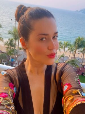 Yuliana Peniche Instagram - ☀️ 🏝️ 😎 🏖️ ❤️🌞 🌊 🌴 ⛱️ 👙 🏄♂️
#mar #playa #sol #arena #piscina #amor #vacaciones