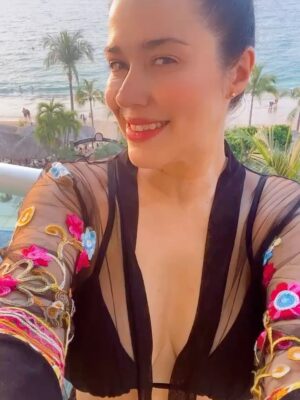 Yuliana Peniche Instagram - āļø šļø š šļø ā¤ļøš š š“ ā±ļø š šāāļø
#mar #playa #sol #arena #piscina #amor #vacaciones