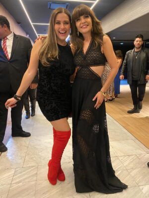 Yuliana Peniche Instagram - Muchas felicidades @itatic_oficial por el estreno de “DESASTRE EN FAMILIA”Me encantó 🙌🏼
Que emoción haber hecho una participación especial 🎬 💫 🎞️ en ésta película 🎥
Súper divertida 👌🏼 ¡ Imperdible ! 📽️
Ya pueden verla en cines 🍿
@videocine @cinemex
Te adoro ♥️ mi Soraya Montenegro. Atte: tu única e irrepetible #MalditaLisiada 👩🦽
#DesastreEnFamilia #película #premier #cine #movie #premiere #itatícantoral #yuliannapeniche