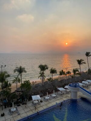 Yuliana Peniche Instagram - ☀️ 🏝️ 😎 🏖️ ❤️🌞 🌊 🌴 ⛱️ 👙 🏄♂️
#mar #playa #sol #arena #piscina #amor #vacaciones