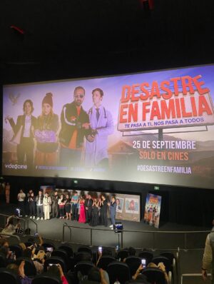Yuliana Peniche Instagram - Muchas felicidades @itatic_oficial por el estreno de “DESASTRE EN FAMILIA”Me encantó 🙌🏼
Que emoción haber hecho una participación especial 🎬 💫 🎞️ en ésta película 🎥
Súper divertida 👌🏼 ¡ Imperdible ! 📽️
Ya pueden verla en cines 🍿
@videocine @cinemex
Te adoro ♥️ mi Soraya Montenegro. Atte: tu única e irrepetible #MalditaLisiada 👩🦽
#DesastreEnFamilia #película #premier #cine #movie #premiere #itatícantoral #yuliannapeniche