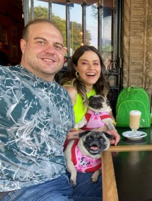 Yuliana Peniche Instagram - Amo estas fotos con mis perrhijas bellas ♥️ 🐶 ♥️ Fue al primer evento que las llevamos el año pasado y fue de @jackymollyofficial Estuvo increíble 🙌🏼✨🙌🏼
Los 3 amores de mi vida definitivamente 💯
@marcosabellaterrazo Kay y Kira ♥️♥️♥️
#love #pug #pugs #puglove #pugoftheday #puglover #pugworld #puglife #puglovers