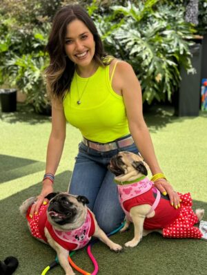 Yuliana Peniche Instagram - Amo estas fotos con mis perrhijas bellas ♥️ 🐶 ♥️ Fue al primer evento que las llevamos el año pasado y fue de @jackymollyofficial Estuvo increíble 🙌🏼✨🙌🏼
Los 3 amores de mi vida definitivamente 💯
@marcosabellaterrazo Kay y Kira ♥️♥️♥️
#love #pug #pugs #puglove #pugoftheday #puglover #pugworld #puglife #puglovers