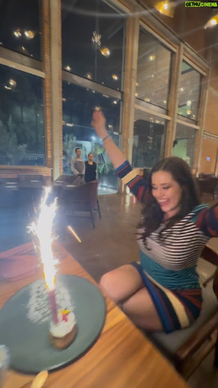 Yuliana Peniche - 4.2K Likes - Ayer 29 de agosto celebré un año más de vida y muy bendecida me tocó trabajar en San Luis Potosí en @notevayassindeciradios en el Teatro de la Paz divino 🎭 
¡ Feliz cumpleaños 🎉🎂🎈 a mi ! Agradecida con todas las bendiciones que tengo y deseo tener una larga vida rodeada de mis seres amados ❤️ como hasta ahora, con mucha salud, amor, abundancia y prosperidad 🙏🏻✨🙌🏼 

#hbd #felizcumpleaños #felizcumple #felizcumpleañosami #yuliannapeniche