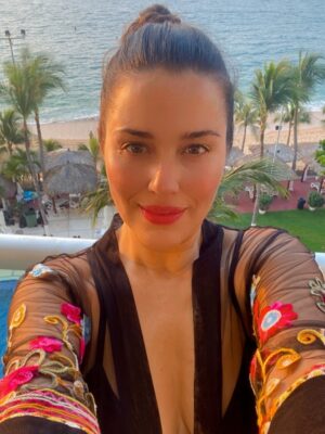 Yuliana Peniche Instagram - ☀️ 🏝️ 😎 🏖️ ❤️🌞 🌊 🌴 ⛱️ 👙 🏄♂️
#mar #playa #sol #arena #piscina #amor #vacaciones