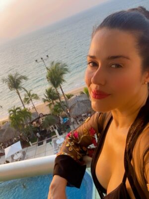 Yuliana Peniche Instagram - ☀️ 🏝️ 😎 🏖️ ❤️🌞 🌊 🌴 ⛱️ 👙 🏄♂️
#mar #playa #sol #arena #piscina #amor #vacaciones