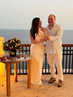 Yuliana Peniche Instagram - ¡¡¡ Siiiiiiiiii !!! ¡ Si acepto 💍 mi amor ! En ésta vida y en todas me caso contigo 👰♀️ 🤵♂️ 🤍 Y y M 🤍 ¡Te amo! @marcosabellaterrazo & @yuliannap 18/08/2025
#amor #love #yuliannapeniche #marcosabella