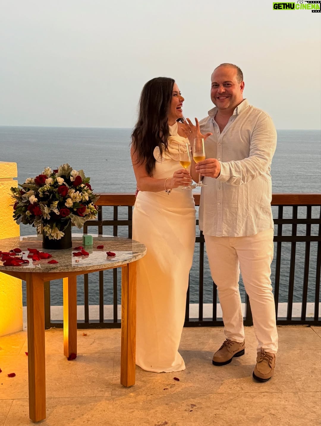 Yuliana Peniche - 10.5K Likes - ¡¡¡ Siiiiiiiiii !!! ¡ Si acepto 💍 mi amor ! En ésta vida y en todas me caso contigo 👰‍♀️ 🤵‍♂️ 🤍 Y y M 🤍 ¡Te amo! @marcosabellaterrazo & @yuliannap 18/08/2025 

#amor #love #yuliannapeniche #marcosabella