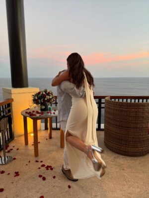 Yuliana Peniche Instagram - ¡¡¡ Siiiiiiiiii !!! ¡ Si acepto 💍 mi amor ! En ésta vida y en todas me caso contigo 👰♀️ 🤵♂️ 🤍 Y y M 🤍 ¡Te amo! @marcosabellaterrazo & @yuliannap 18/08/2025
#amor #love #yuliannapeniche #marcosabella