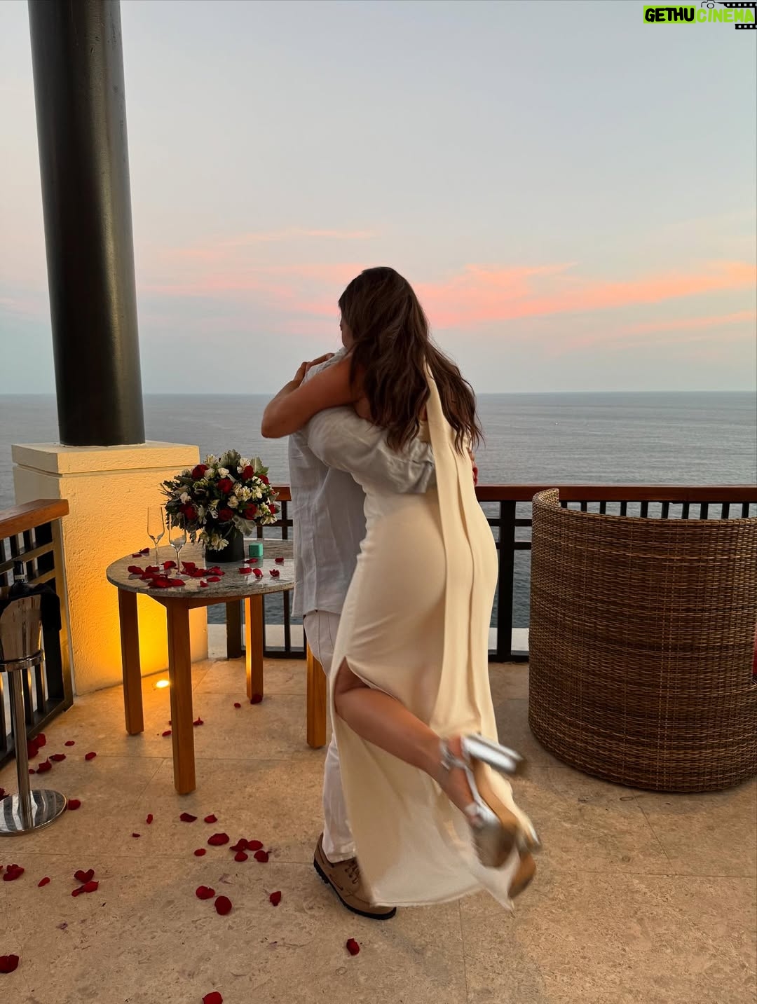 Yuliana Peniche - 10.5K Likes - ¡¡¡ Siiiiiiiiii !!! ¡ Si acepto 💍 mi amor ! En ésta vida y en todas me caso contigo 👰‍♀️ 🤵‍♂️ 🤍 Y y M 🤍 ¡Te amo! @marcosabellaterrazo & @yuliannap 18/08/2025 

#amor #love #yuliannapeniche #marcosabella