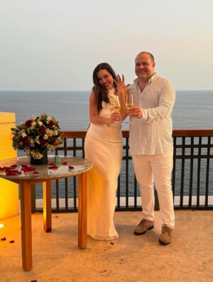 Yuliana Peniche Instagram - ¡¡¡ Siiiiiiiiii !!! ¡ Si acepto 💍 mi amor ! En ésta vida y en todas me caso contigo 👰♀️ 🤵♂️ 🤍 Y y M 🤍 ¡Te amo! @marcosabellaterrazo & @yuliannap 18/08/2025
#amor #love #yuliannapeniche #marcosabella