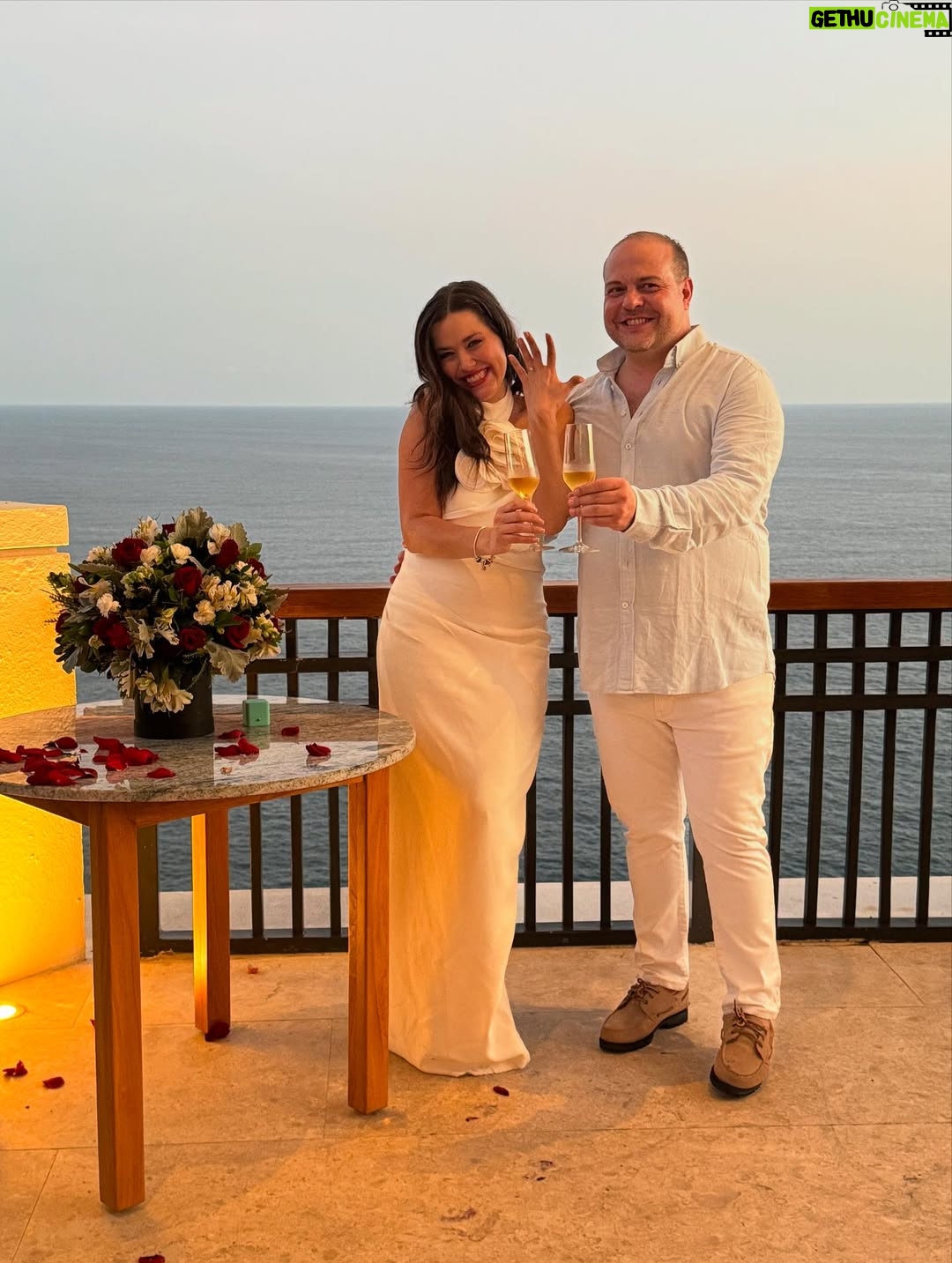 Yuliana Peniche - 10.5K Likes - ¡¡¡ Siiiiiiiiii !!! ¡ Si acepto 💍 mi amor ! En ésta vida y en todas me caso contigo 👰‍♀️ 🤵‍♂️ 🤍 Y y M 🤍 ¡Te amo! @marcosabellaterrazo & @yuliannap 18/08/2025 

#amor #love #yuliannapeniche #marcosabella